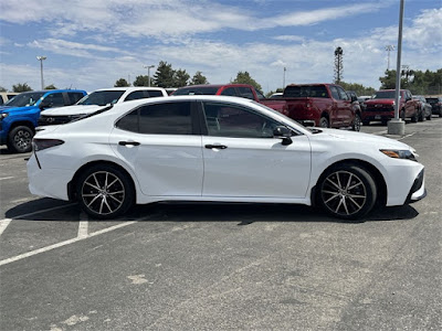 2022 Toyota Camry Hybrid SE