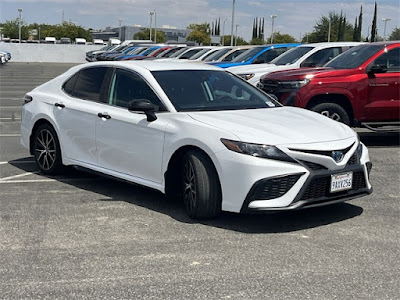 2022 Toyota Camry Hybrid SE