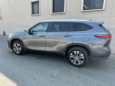 2023 Toyota Highlander XLE AWD! ONE OWNER!